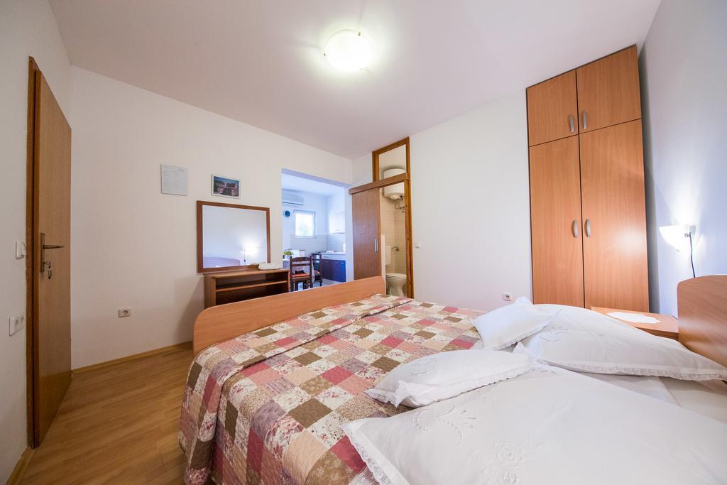 Garden Apartments Komiža Extérieur photo