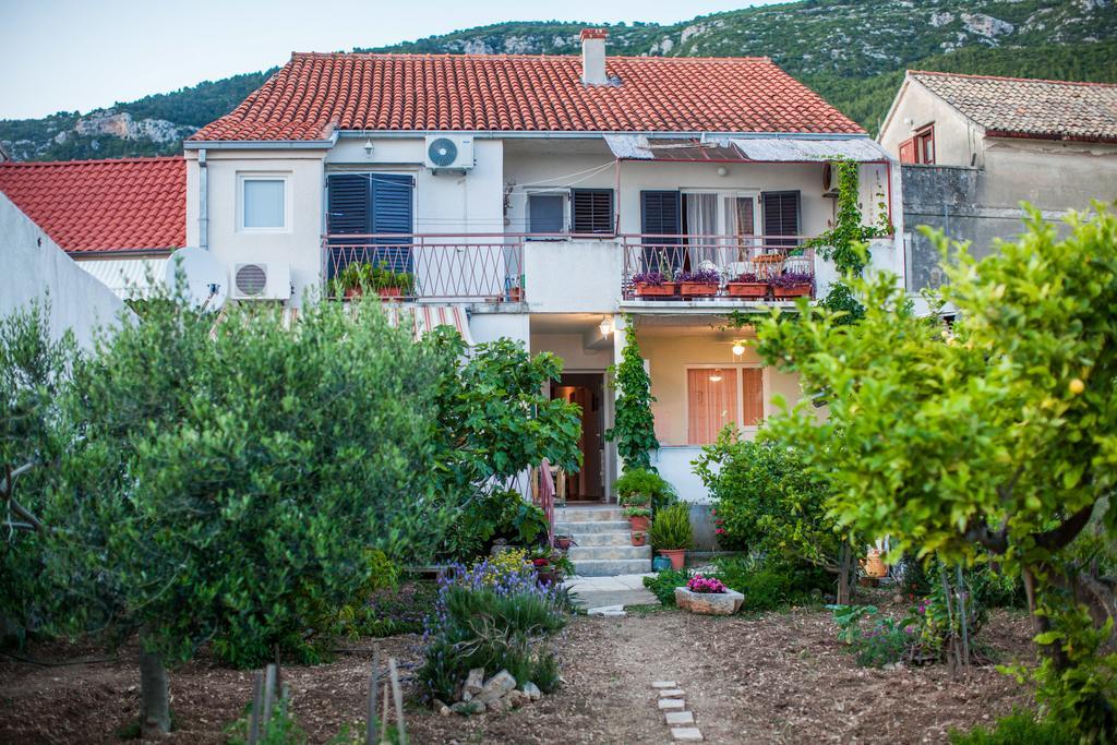 Garden Apartments Komiža Extérieur photo